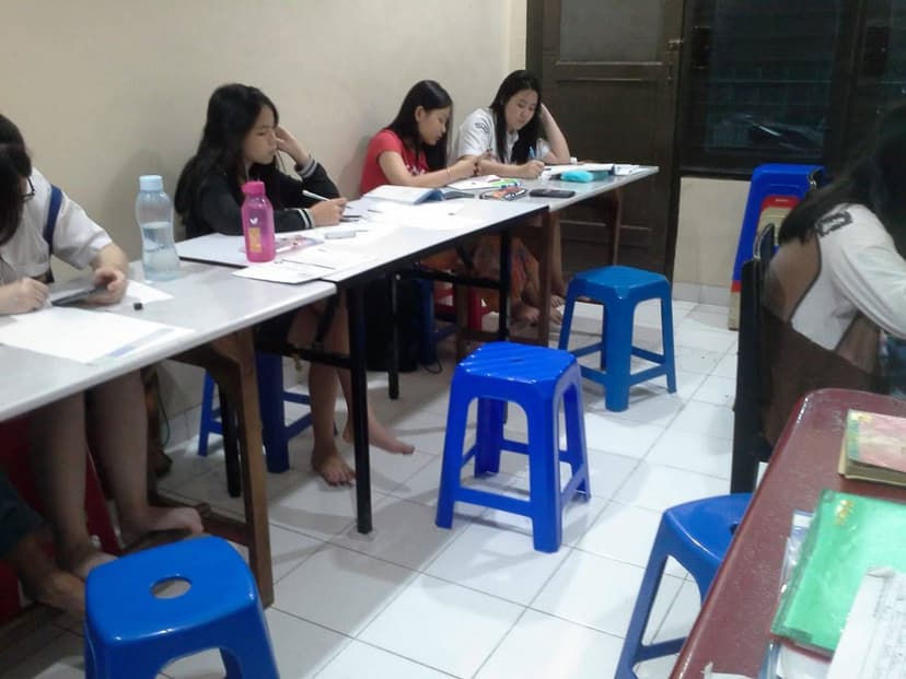 Ruang Belajar Aktif - Suasana pembelajaran yang kondusif dengan siswa yang antusias belajar di Les Privat Liestiani Bahana Sidoarjo